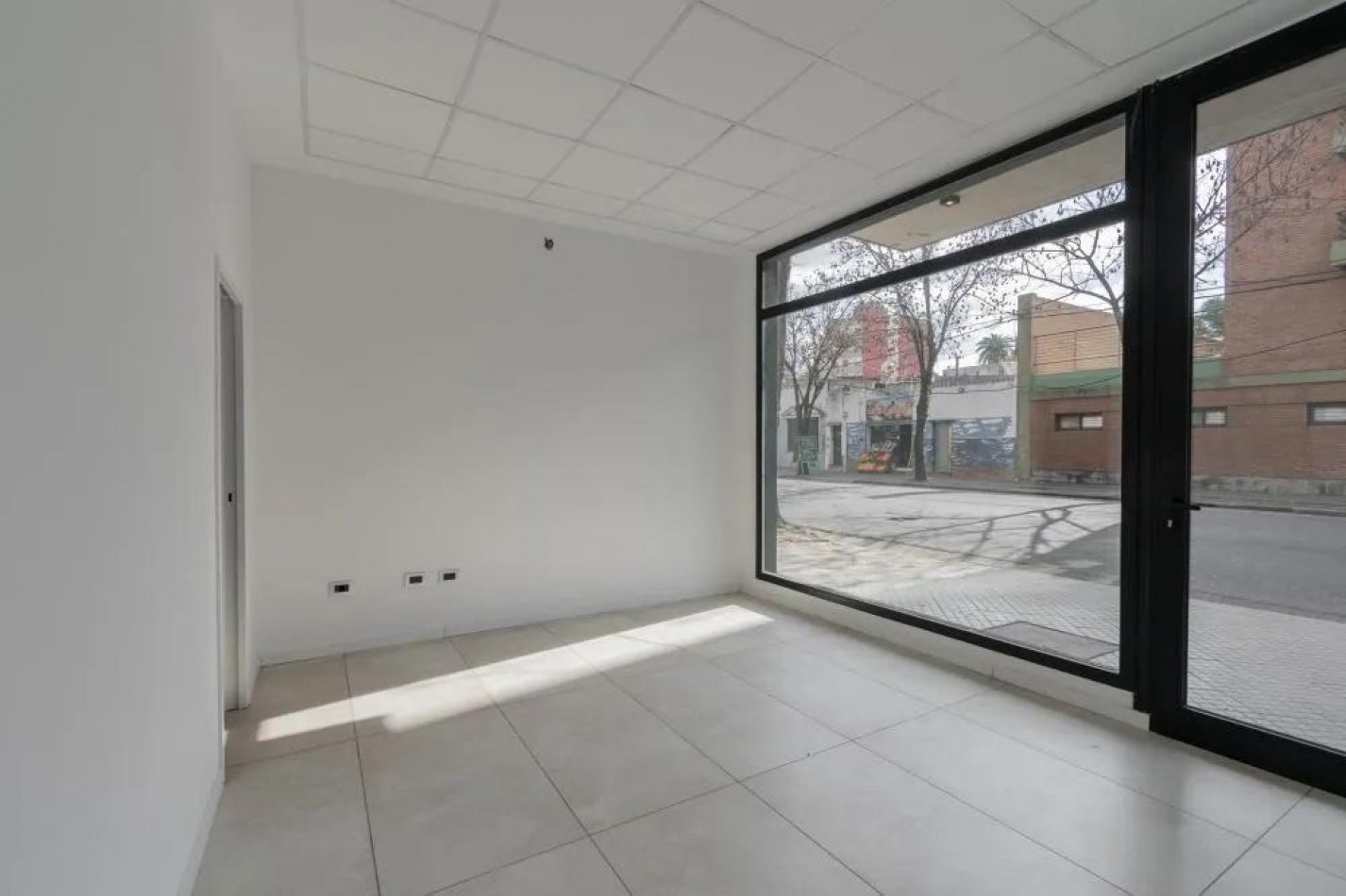 LOCAL COMERCIAL EN VENTA -CALLE SAN LUIS 3301
