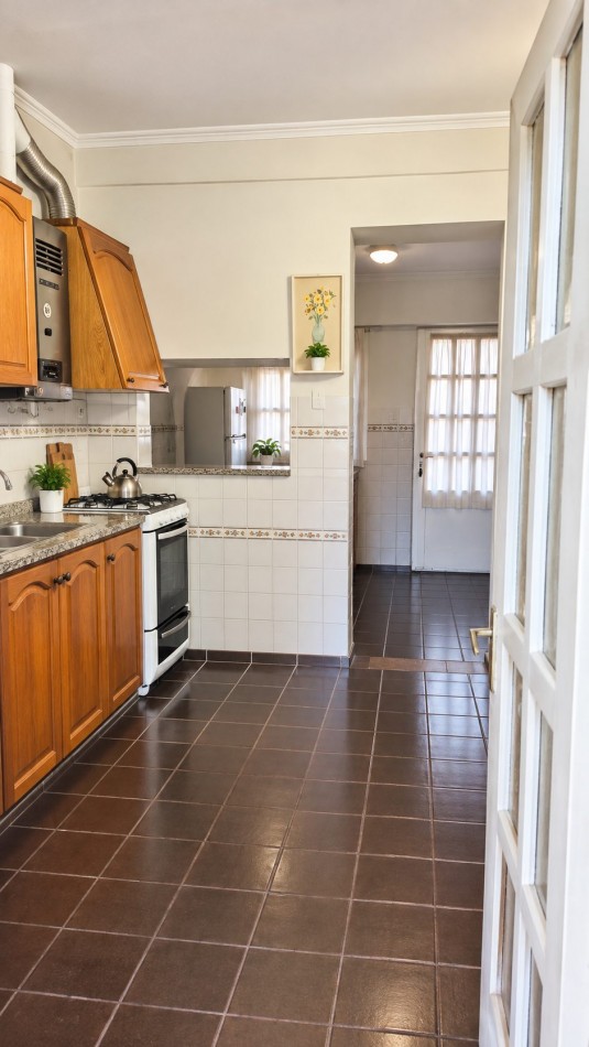 IMPOSTANTE CASA EN ESQUINA - 500 m² CONSTRUIDOS EN EL CORAZON DE ECHESORTU