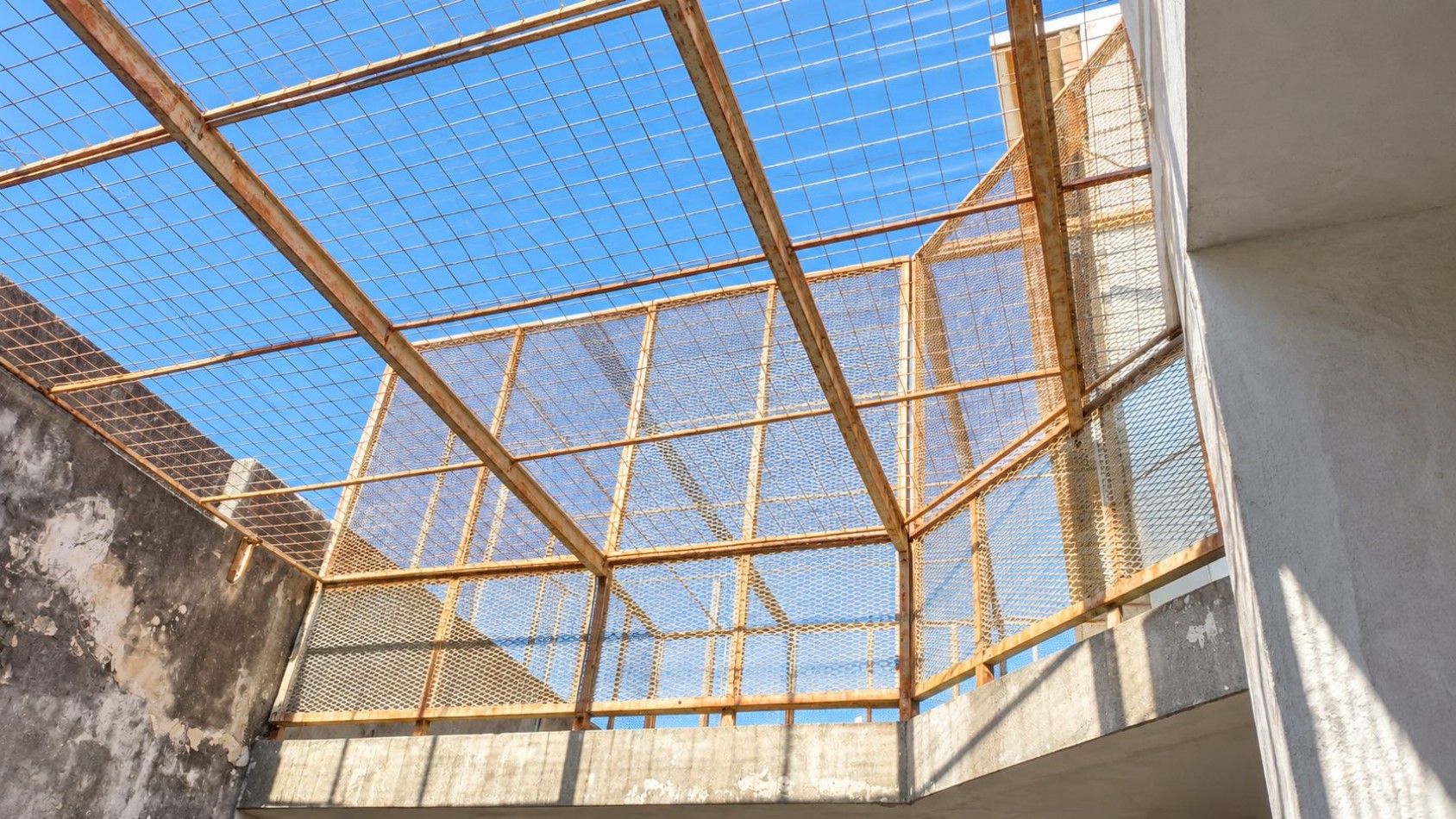 IMPOSTANTE CASA EN ESQUINA - 500 m² CONSTRUIDOS EN EL CORAZON DE ECHESORTU