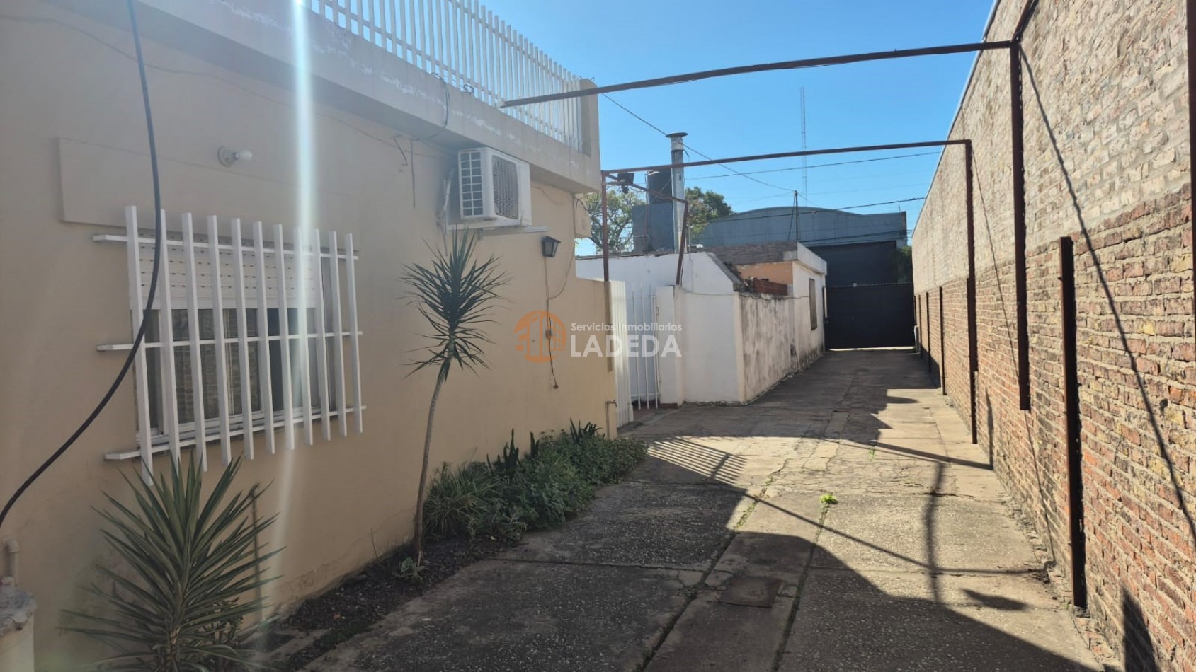 CASA 2 DORMITORIOS Y AMPLIO PATIO -GARAGE USO EXCLUSIVO -ZONA SUR