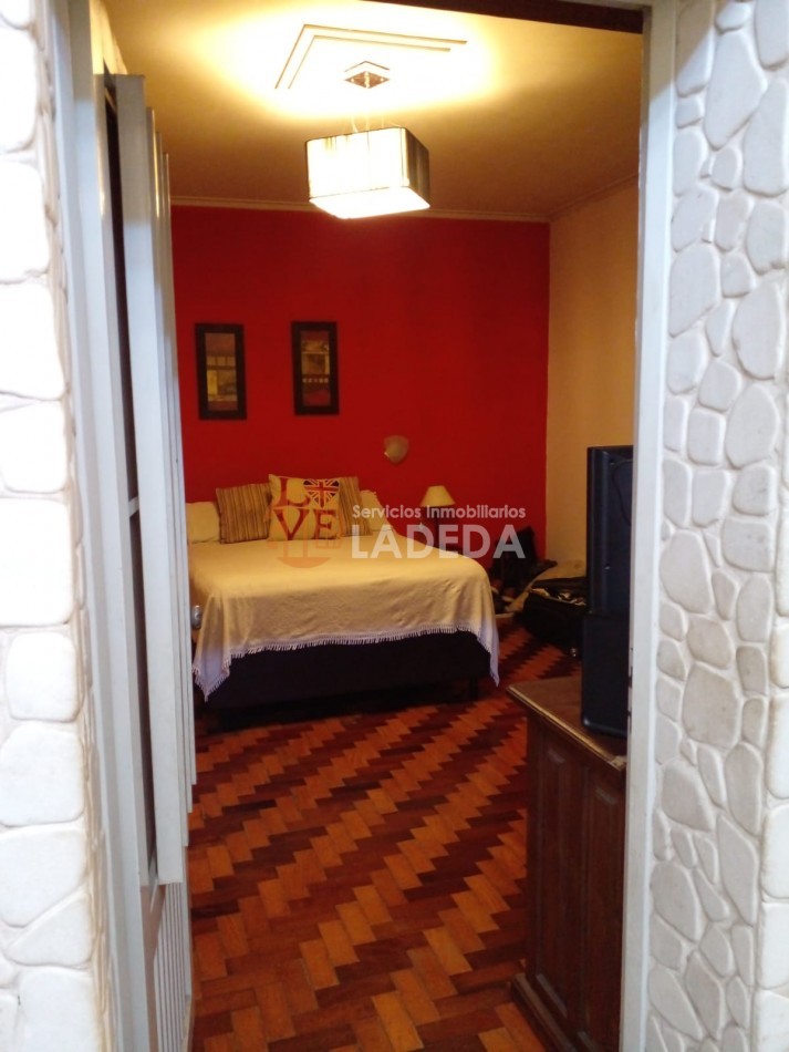 CASA AL FRENTE EN BARRIO AZCUENAGA