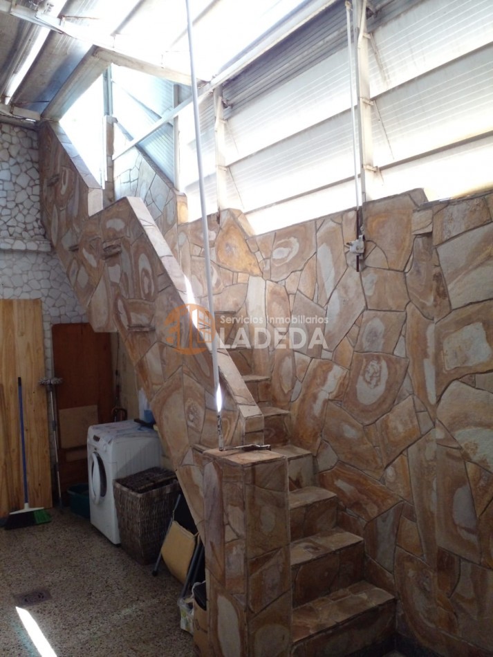 CASA AL FRENTE EN BARRIO AZCUENAGA