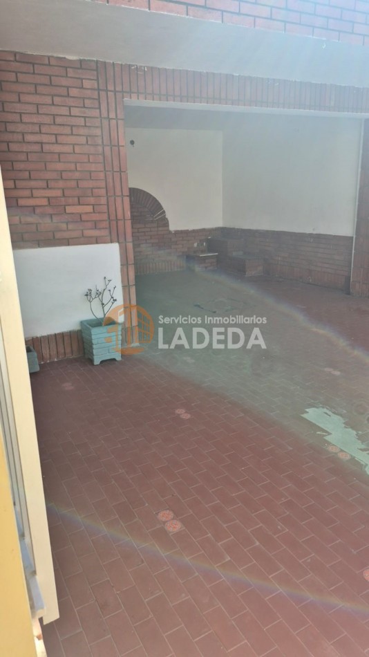 CASA 2 DORMITORIOS Y AMPLIO PATIO -GARAGE USO EXCLUSIVO -ZONA SUR