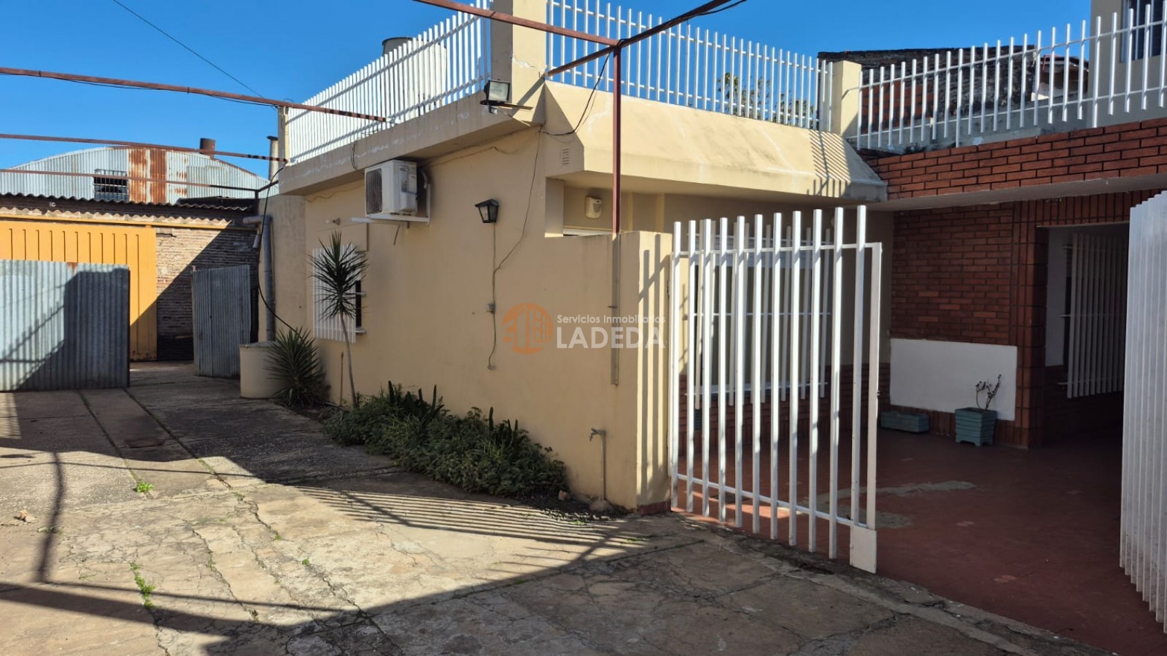 CASA 2 DORMITORIOS Y AMPLIO PATIO -GARAGE USO EXCLUSIVO -ZONA SUR