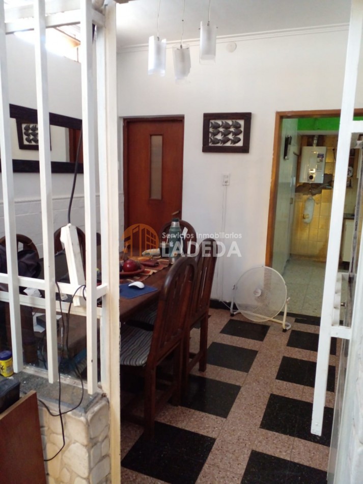 CASA AL FRENTE EN BARRIO AZCUENAGA