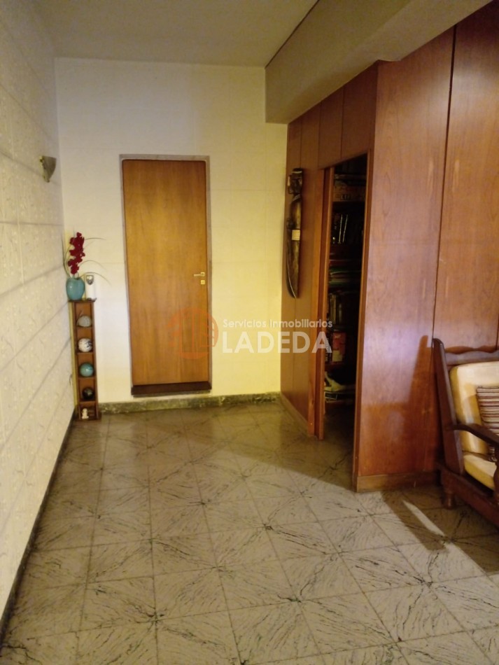 CASA AL FRENTE EN BARRIO AZCUENAGA