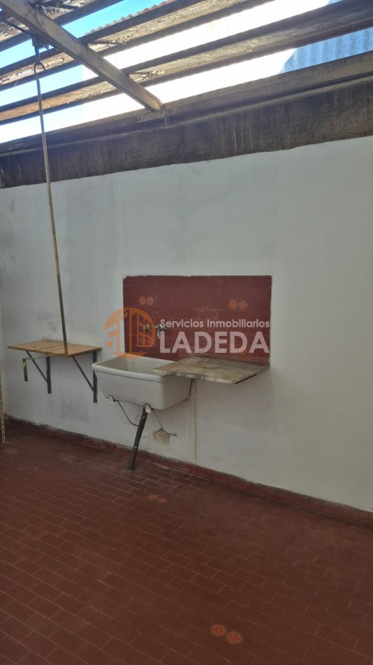 CASA 2 DORMITORIOS Y AMPLIO PATIO -GARAGE USO EXCLUSIVO -ZONA SUR
