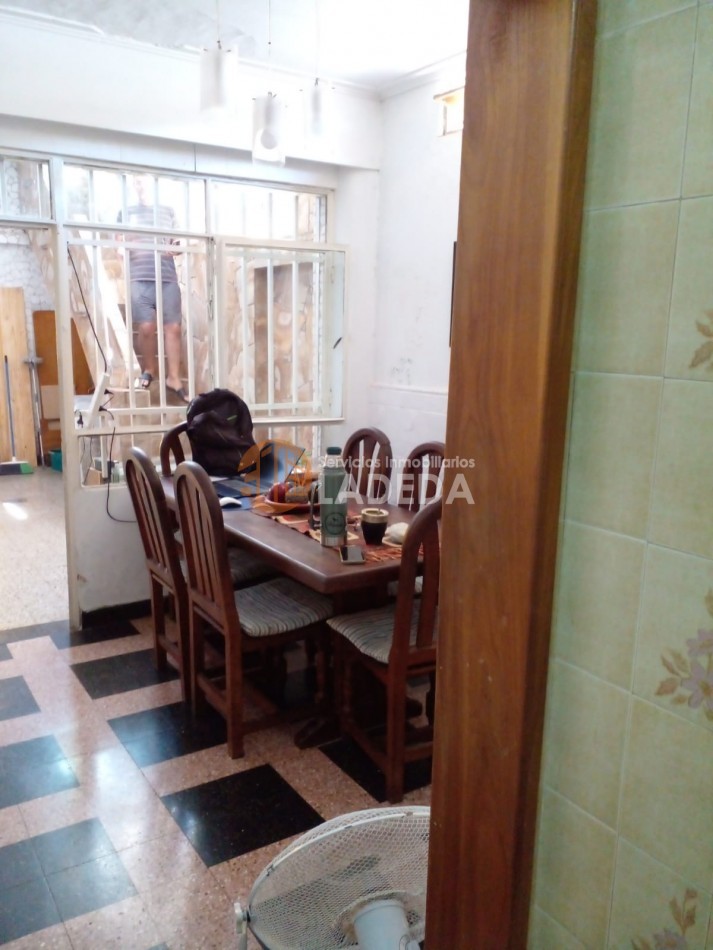 CASA AL FRENTE EN BARRIO AZCUENAGA