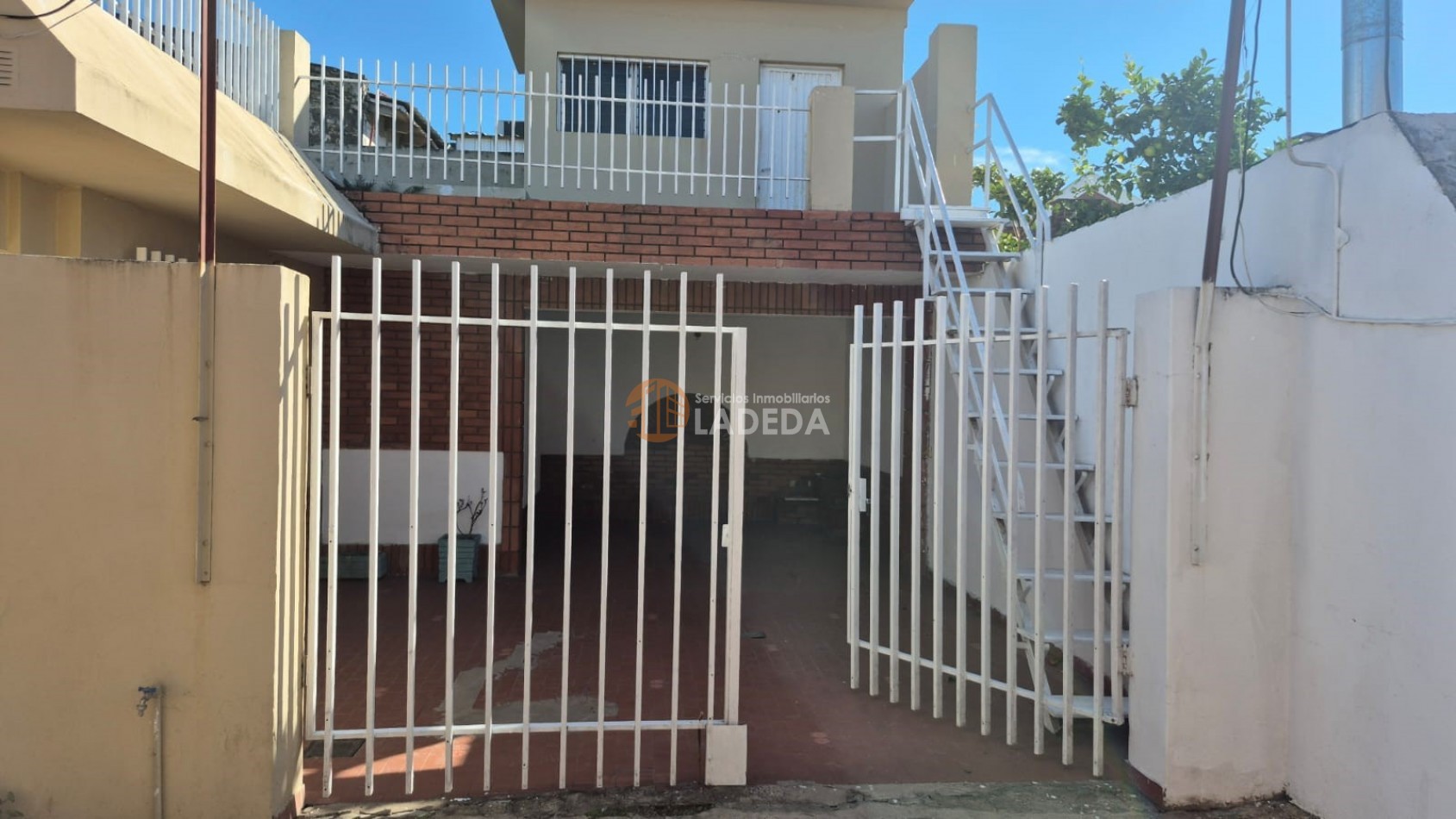 CASA 2 DORMITORIOS Y AMPLIO PATIO -GARAGE USO EXCLUSIVO -ZONA SUR