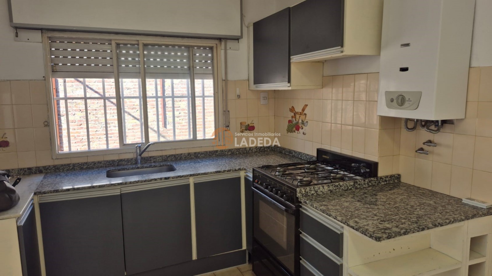 CASA 2 DORMITORIOS Y AMPLIO PATIO -GARAGE USO EXCLUSIVO -ZONA SUR