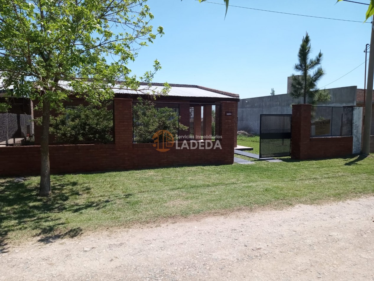 CASA CON PILETA - HERMOSO PARQUE EN PUNTA CHACRA - ROLDAN