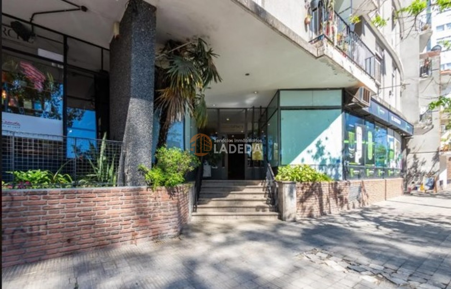 Departamento en el 4.o piso, frente al Distrito Centro. Su estilo clasico y robusto te invita a imaginar un toque de modernismo en cada rincon.