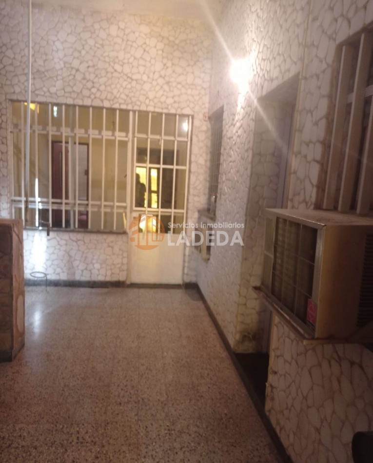 CASA AL FRENTE EN BARRIO AZCUENAGA