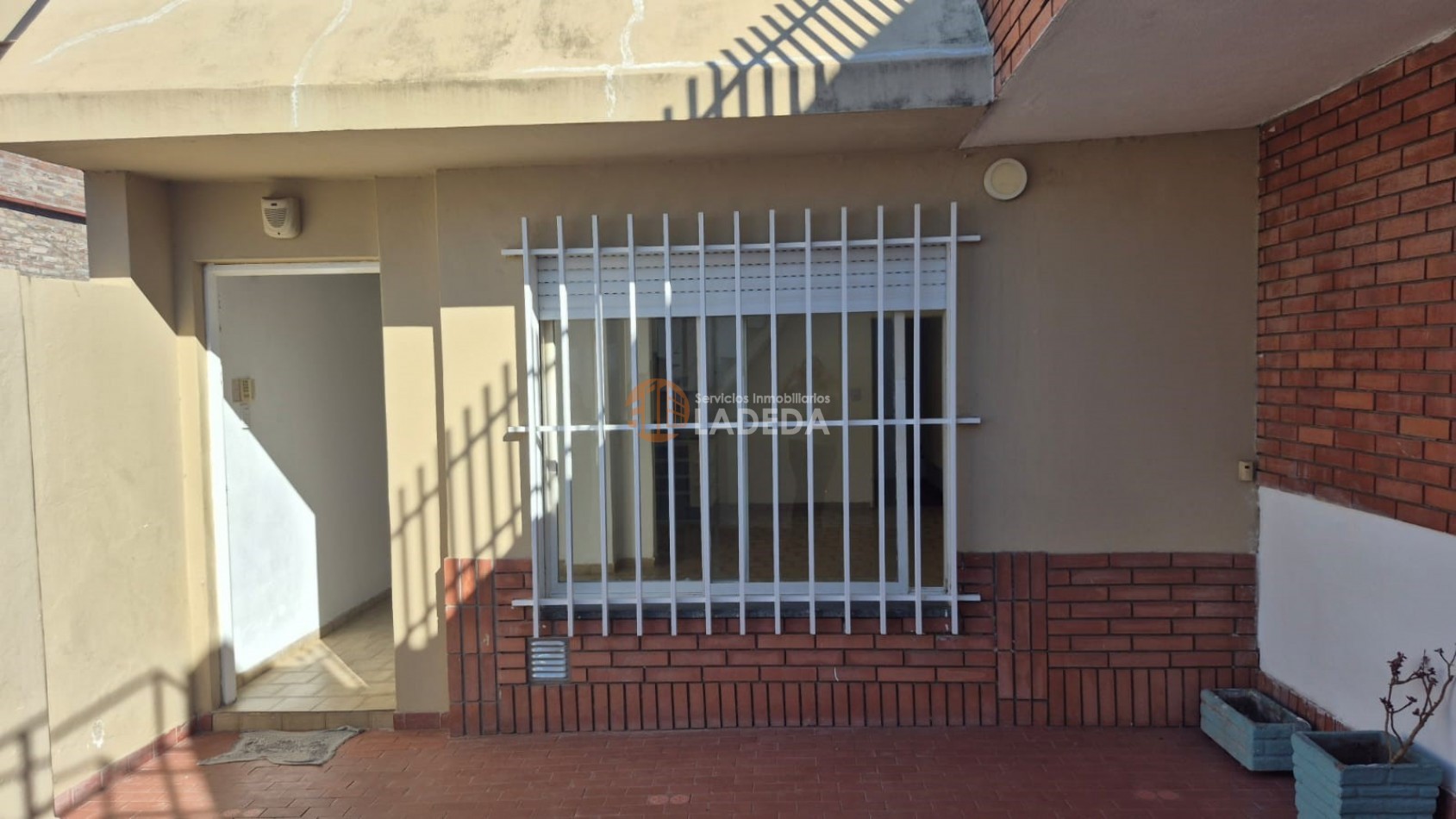CASA 2 DORMITORIOS Y AMPLIO PATIO -GARAGE USO EXCLUSIVO -ZONA SUR