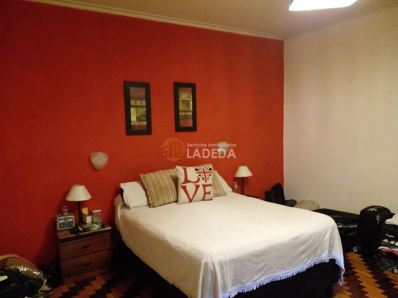 CASA AL FRENTE EN BARRIO AZCUENAGA