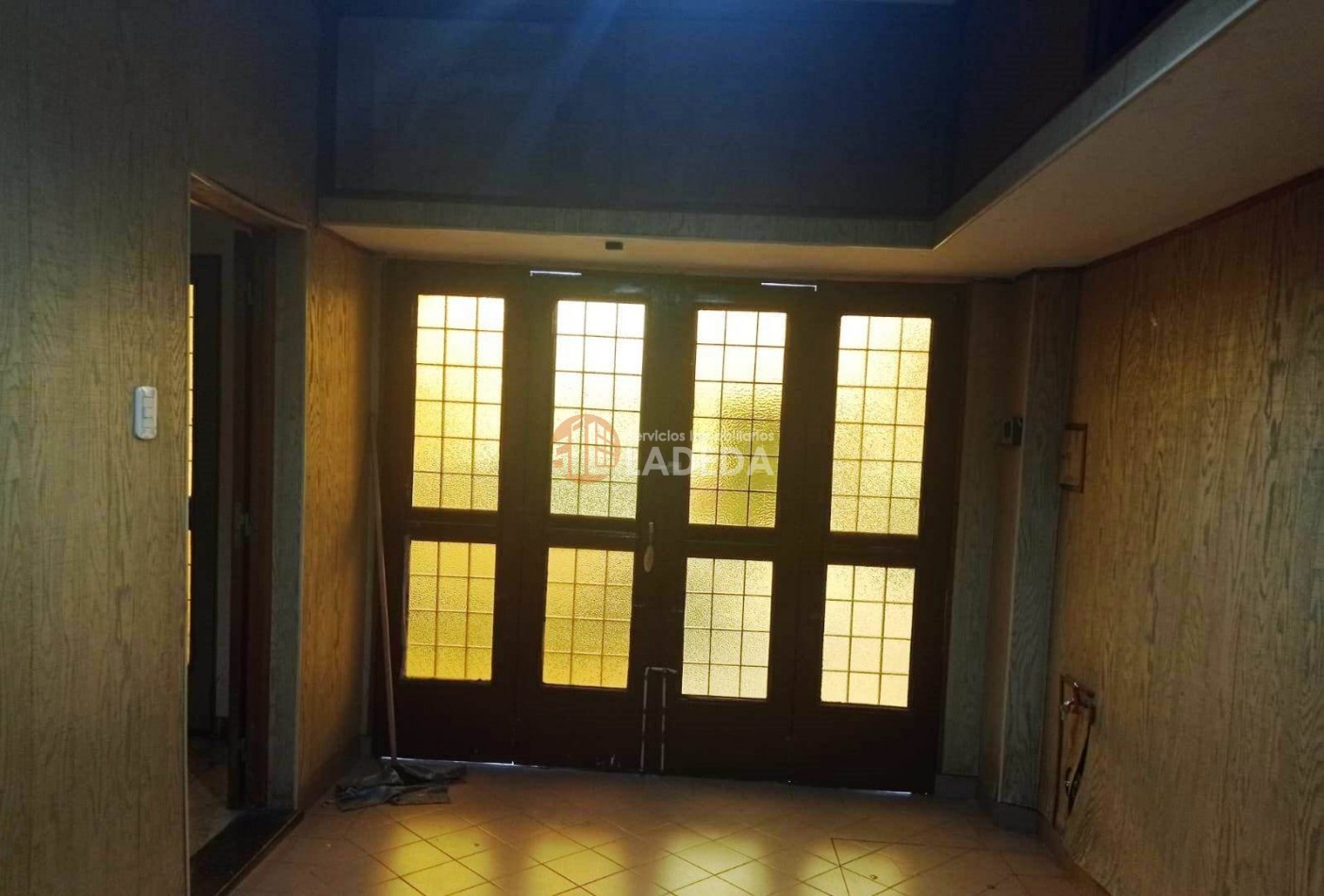 CASA AL FRENTE EN BARRIO AZCUENAGA
