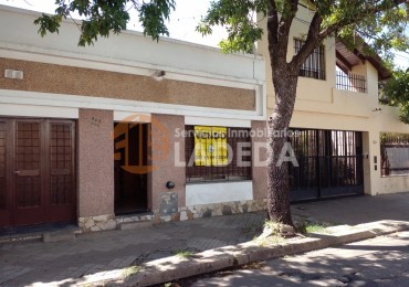 CASA AL FRENTE EN BARRIO AZCUENAGA