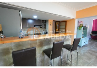 CASA TOTALMENTE REMODELADA 3 DORMITORIOS - DOBLE COCHERA CUBIERTA - JARDIN